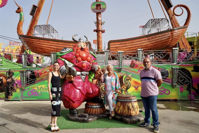 La concejala delegada del Área de Comercio, Vía Pública y Fomento de la actividad empresarial, Elisa Pérez de Siles; la concejala delegada de Fiestas, Teresa Porras, y el presidente de la Asociación de Empresarios Feriantes, Rafael Blánquez.