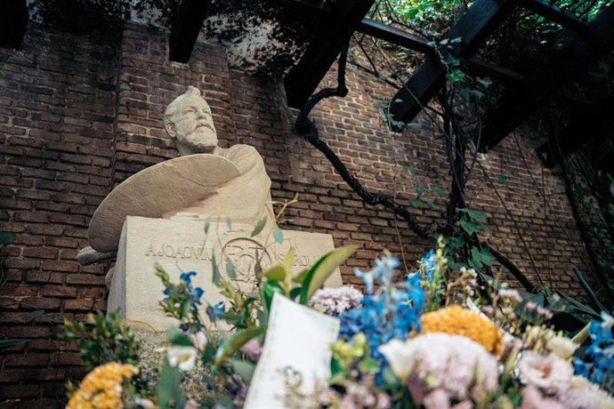 Flores frente al busto de Joaquín Sorolla durante un acto conmemorativo por el centenario de la muerte del pintor, en el Museo Casa Sorolla, a 10 de agosto de 2023, en Madrid (España). Hoy se cumple un siglo de la muerte de Joaquín Sorolla. Joaquín Soro