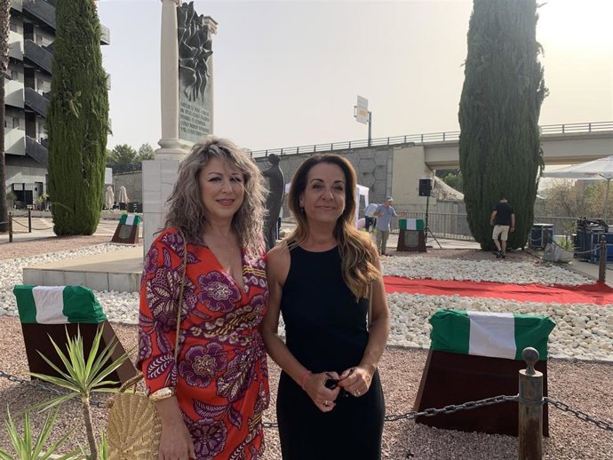 La diputada socialista, Encarnación Martínez, -a la derecha de la imagen-, este jueves en Sevilla en el acto por el 87 aniversario del fusilamiento de Blas Infante.