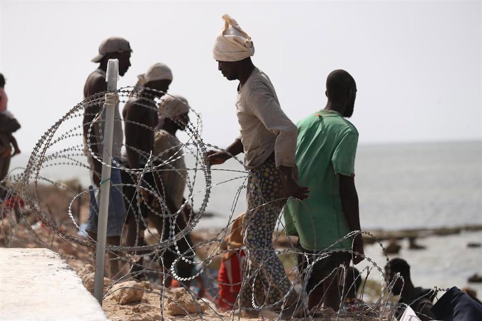 Migrantes desembarcan en la frontera entre Libia y Túnez, en Ajdir