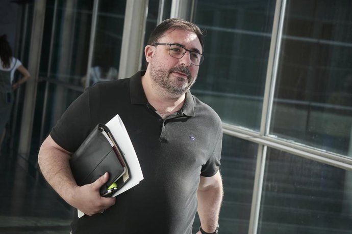 El presidente del Parlamento de Navarra, Unai Hualde, a su llegada a la Mesa y Junta de Portavoces del Legislativo, a 10 de agosto de 2023, en Pamplona, Navarra (España). El presidente del Parlamento de Navarra, Unai Hualde, como anunció ayer tras la ro