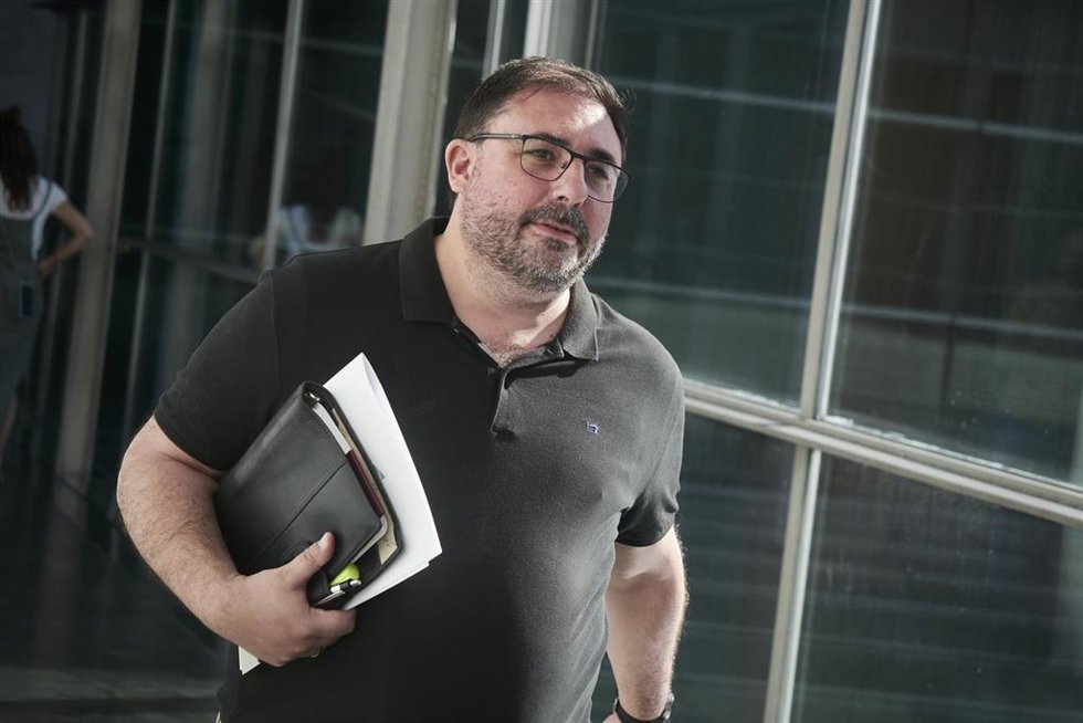 El presidente del Parlamento de Navarra, Unai Hualde, a su llegada a la Mesa y Junta de Portavoces del Legislativo, a 10 de agosto de 2023, en Pamplona, Navarra (España). El presidente del Parlamento de Navarra, Unai Hualde, como anunció ayer tras la ro