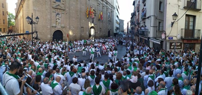 Archivo - Actuación de los danzantes frente a la Basílica de San Lorenzo