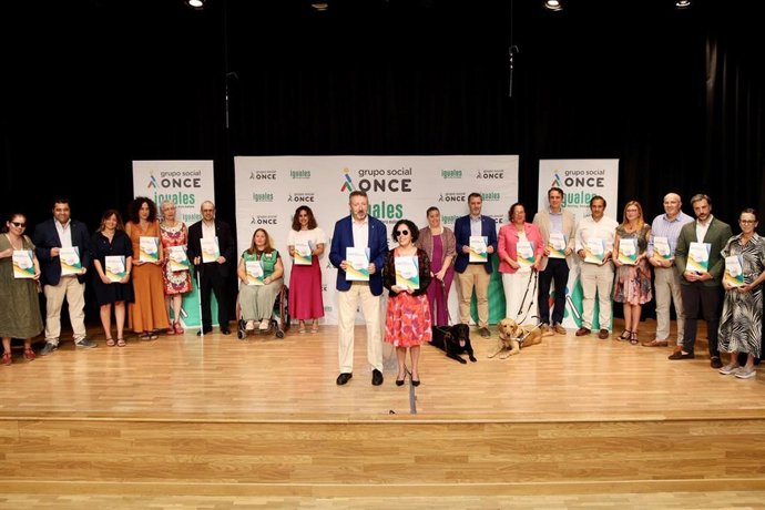 Foto de familia tras la presentación del Informe de Valor Compartido del Grupo Social ONCE 2022.