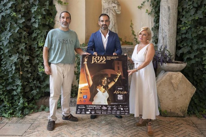 Félix Romero (centro), con un cartel de Iznajazz 2023.