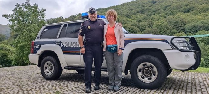 El agente de Policía Nacional junto con la peregrina a la que ayudó a recuperar sus pertenencias.