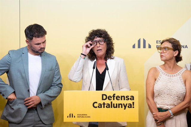 Archivo - Arxivo - El número 1 d'ERC per Barcelona,  Gabriel Rufián (i), i la número 2, Teresa Jordà (c), durant la presentació de la imatge i el lema d'ERC per a la campanya pel 23J, a 27 de juny de 2023, a Barcelona, Catalunya (Espanya). Esquerra Republ