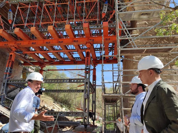 El alcalde de Logroño, Conrado Escobar, acompañado del concejal de Arquitectura y Patrimonio Histórico, Íñigo López-Araquistáin, ha visitado esta mañana las obras de consolidación y rehabilitación de Puente Mantible