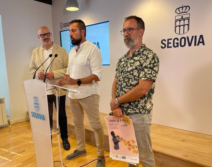 El presidente de Hotuse, Jesús Castellanos, con el concejal de Cultura, Juan Carlos Monroy (chaqueta) y el organizador del Festival, Fernando Martín