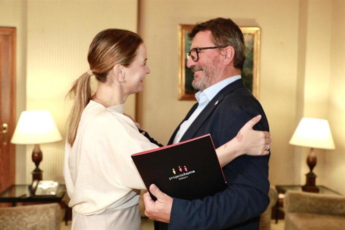 La presidenta del Govern, Marga Prohens, con el presidente ejecutivo de Projecte Home Balears, Jesús Mullor.