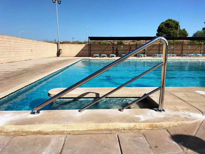 Imagen de una de las barandillas instaladas en las pisicnas municipales de Marratxí.