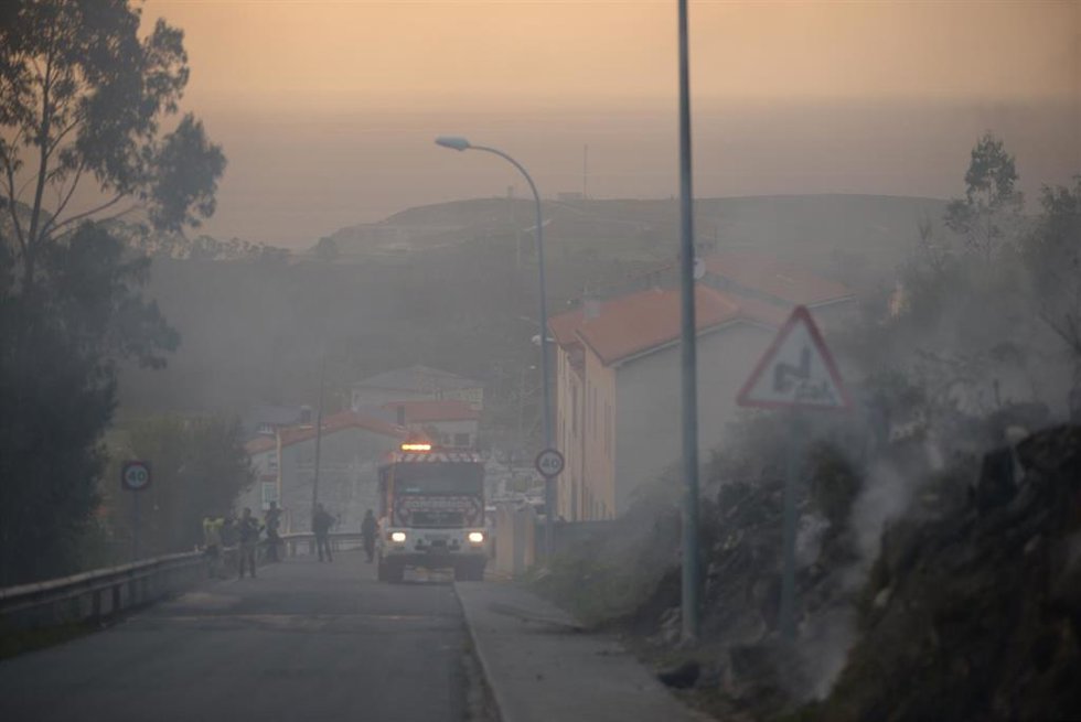 Bomberos trabajando en el incendio de la parroquia de Suevos, en Arteixo (A Coruña)