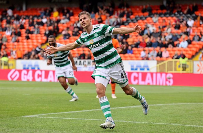 Archivo - Carl Starfelt del Celtic celebra marcar el noveno gol de su equipo durante el partido de fútbol de la Premiership escocesa entre Dundee United y Celtic en Tannadice Park