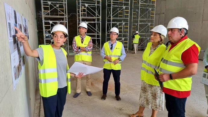 La delegada del Gobierno, Delia Losa, visita los trabajos de ampliación del puente Nicolás Soria en Oviedo