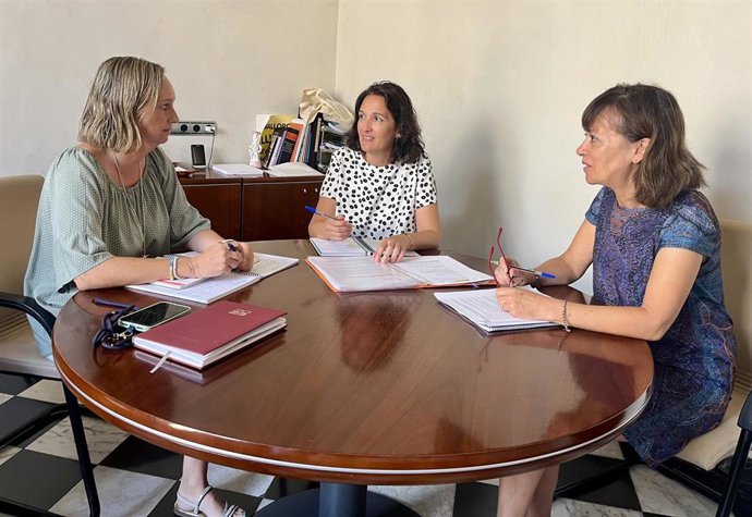 La directora del IBDona, Catalina Salom, y las directoras insulares de Familias y Coordinación del Consell de Mallorca, María Garrido y Sandra Morell, este jueves.