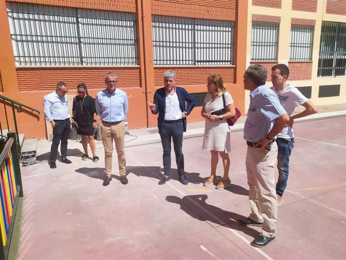El Delegado Territorial De La Junta De Castilla Y León En León, Eduardo Diego, Visita Uno De Los Colegios En Los Que Se Están Realizando Inversiones.