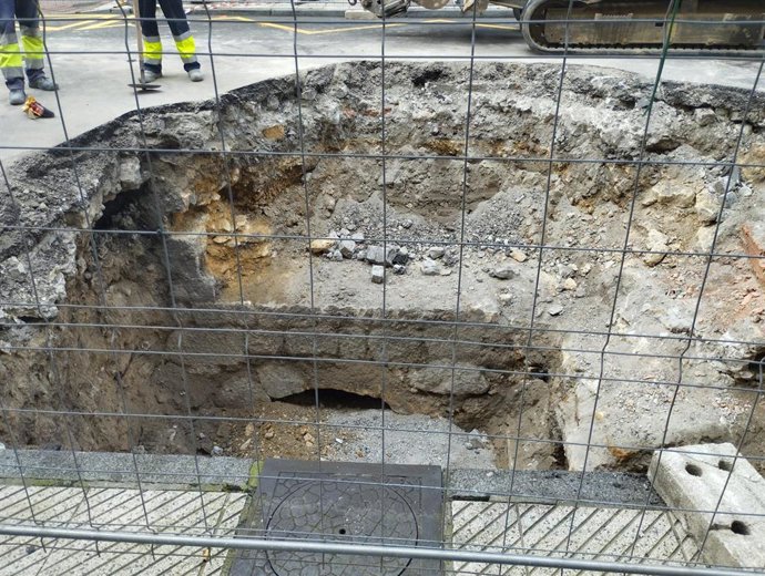Restos arqueológicos hallados en las obras de reparación de un socavón en la calle Padre Suárez de Oviedo.
