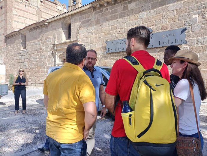 El alcalde de Mérida, Antonio Rodríguez Osuna, recepciona a los peregrinos este jueves en la Basílica Santa Eulalia