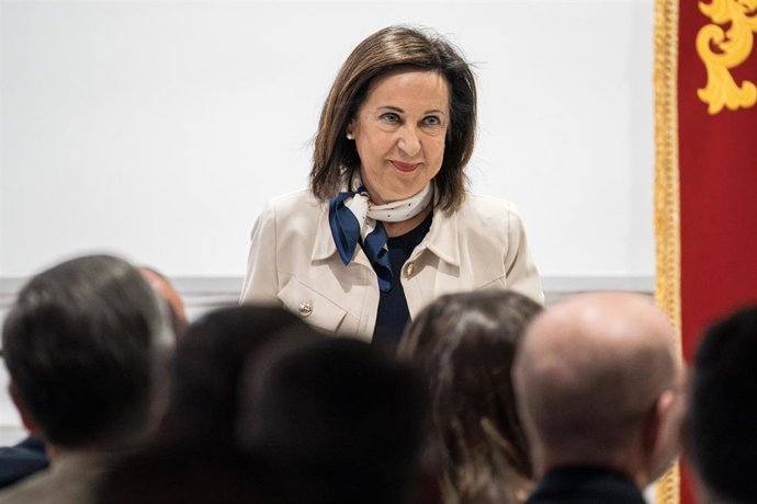 La ministra de Defensa en funciones, Margarita Robles, durante el acto de despedida del jefe de la Unidad Militar de Emergencias, Luis Martínez Meijide, en la Base Aérea de Torrejón de Ardoz, a 28 de julio de 2023, en Torrejón de Ardoz, Madrid (España).
