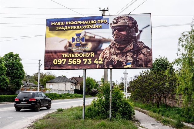 Archivo - Un anuncio de las Fuerzas Armadas de Ucrania en Kupiansk, en Járkov