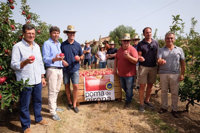 Acte d'inici de la collita de la primera poma de Girona 2023 amb el cuiner Pep Nogué i el president de Poma de Girona, Jaume Armengol.