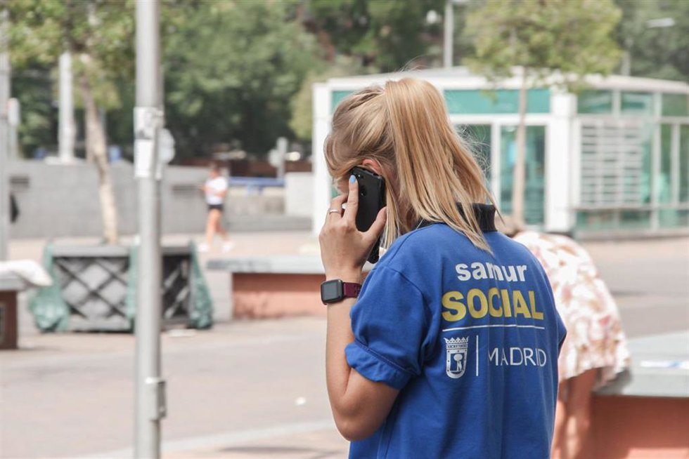 Archivo - Una auxiliar de un dispositivo del Samur Social.
