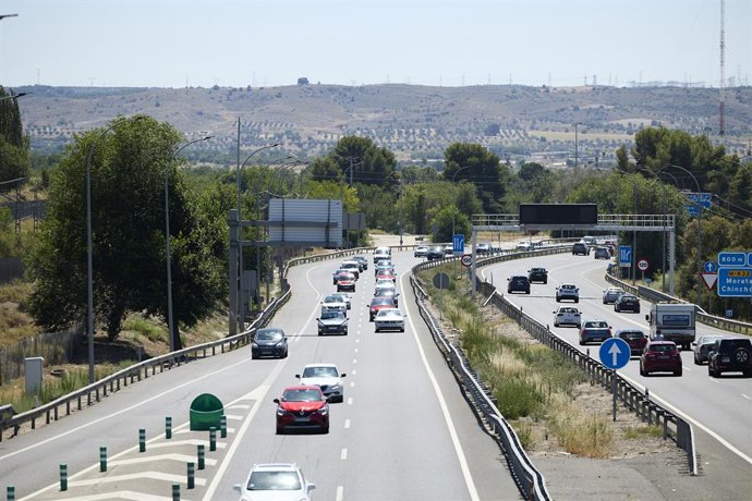 Circulación de vehículos fluida en la autovía A-3, a 30 de julio de 2023, en Madrid (España). Tráfico ha previsto para el fin de semana nueve millones de desplazamientos por carretera, y más de 49 millones en todo el mes de agosto. Hoy, domingo 30 de ju