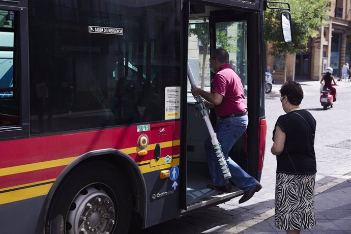 Archivo - Detalle de un señor subiendo a un autobús de Tussam