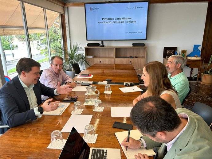 El regidor de Medio Ambiente, Llorenc Bauzá, la edil de Infraestructuras, Belén Soto, el concejal de Seguridad y Civismo, Miquel Busquets, la vicepresidenta del Consell Insular, Antnia Roca, y el director de Patrimonio, Ramón Martín