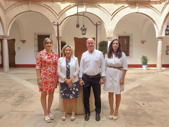 La delegada territorial de Empleo, Empresa y Trabajo Autónomo, Carmen Sánchez Sierra, mantiene una reunión con el alcalde de Antequera, Manuel Barón, sobre ayuda a pymes y autónomos por el sobrecoste energético.