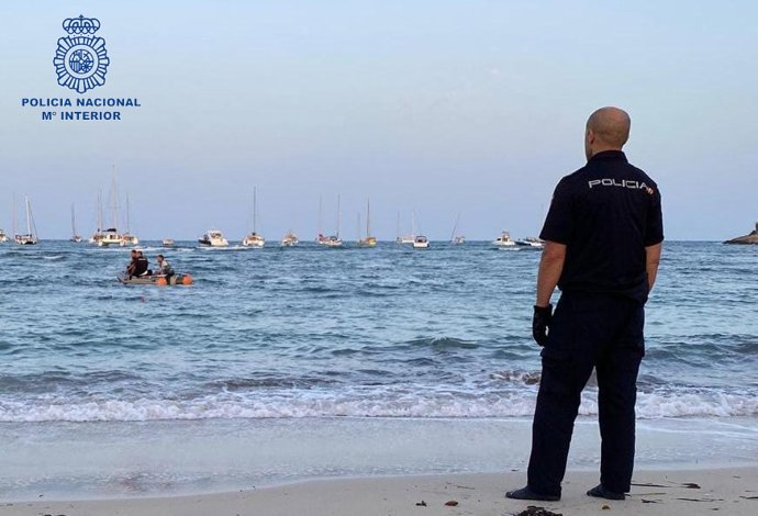 Agende de la Policía Nacional en una playa de Ibiza.
