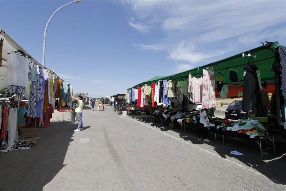 Archivo - El mercadillo de Mérida se celebra este sábado de forma extraordinaria tras dos martes sin instalarse debido a la feria
