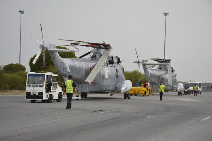 Los últimos helicópteros 'Morsa' de la Armada embarcan en Rota hacia Perú tras venderlos por 600 euros