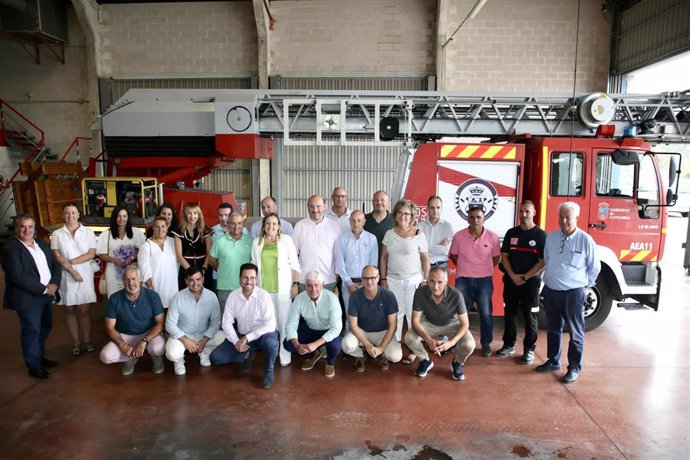 La consejera de Presidencia, Isabel Urrutia, visita el parque de bomberos de Laredo acompañada de varios alcaldes