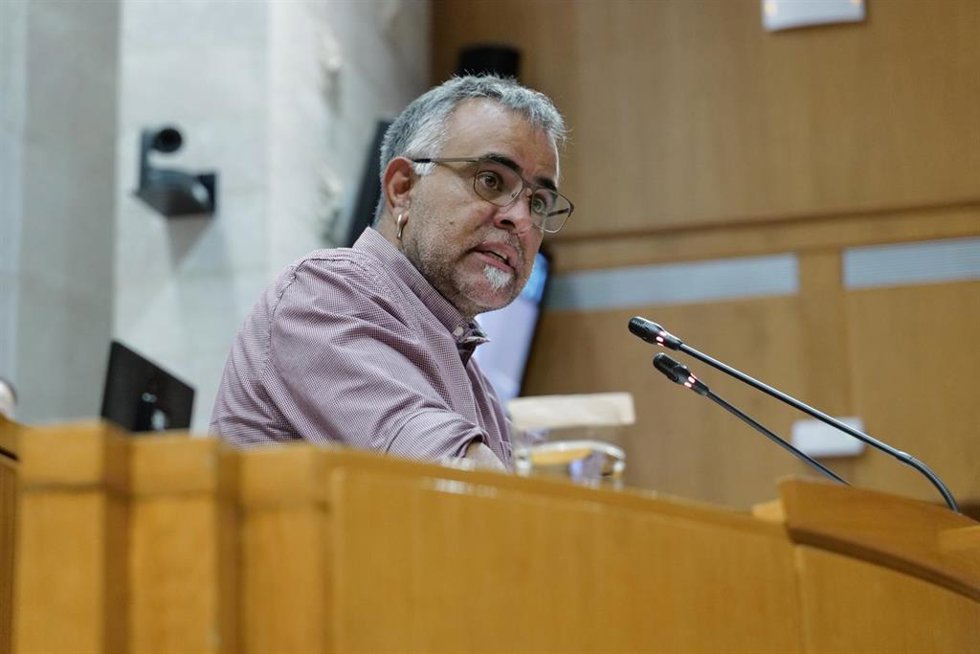 El diputado de Podemos en las Cortes de Aragón, Andoni Corrales, durante el pleno de investidura en las Cortes de Aragón.