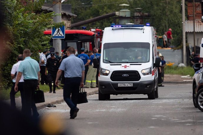 Una ambulancia en Sergei Posad tras la explosión en un almacén de pirotecnia al noreste de Moscú, en Rusia,