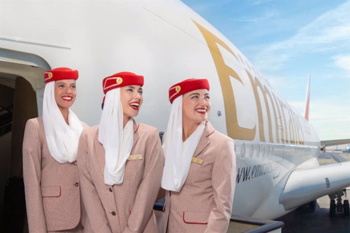 Emirates reclutará en julio y agosto tripulantes de cabina en siete ciudades españolas