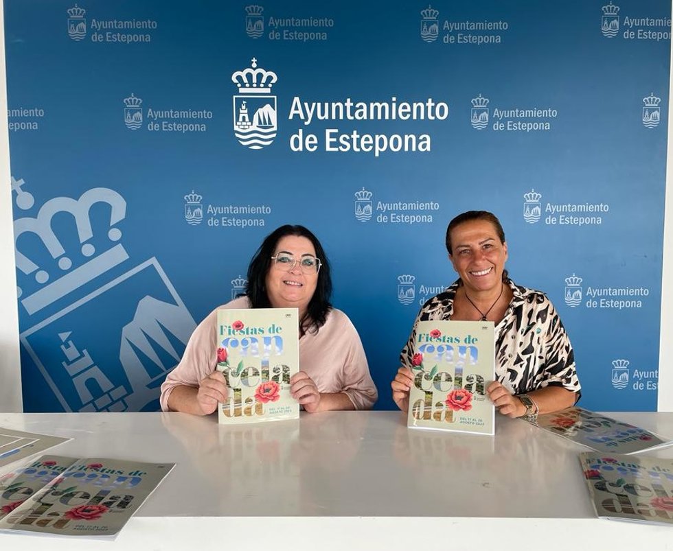 La teniente alcalde de Extrarradio del  Ayuntamiento de Estepona, Begoña Ortiz y la concejal adscrita al área de Fiestas, Macarena Diánez.
