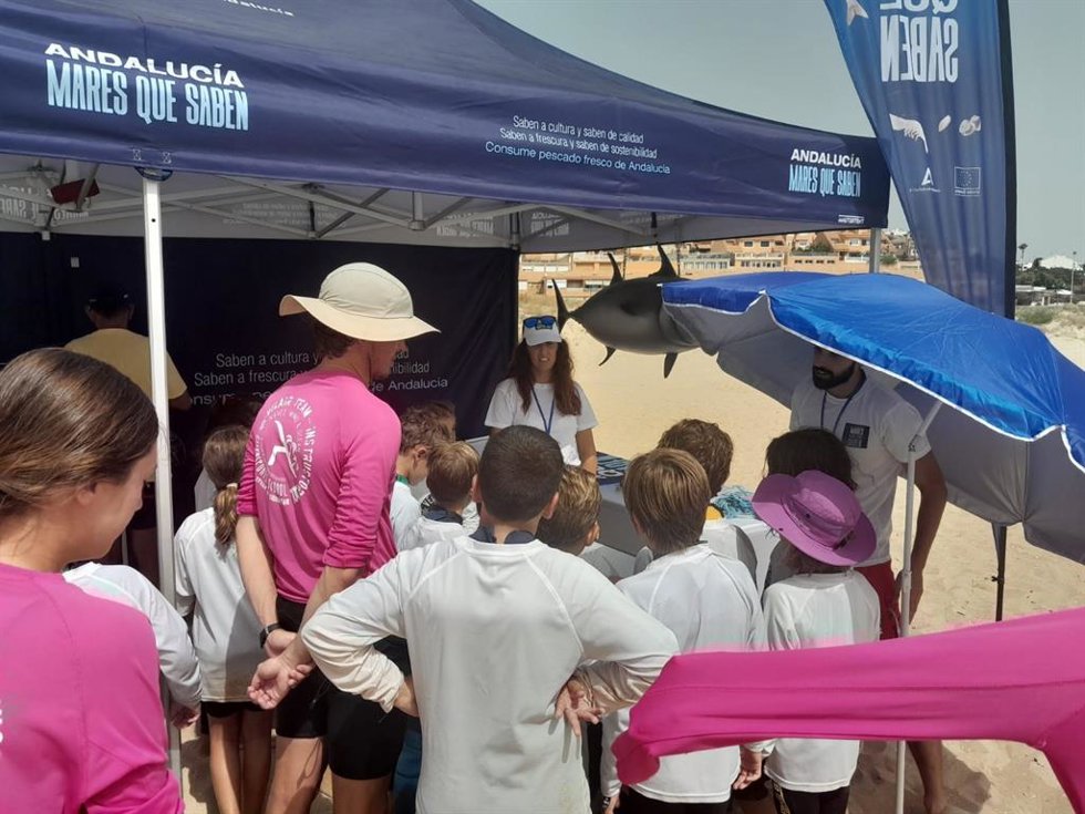 La playa de Getares acoge la campaña andaluza que promociona los productos de la pesca artesanal