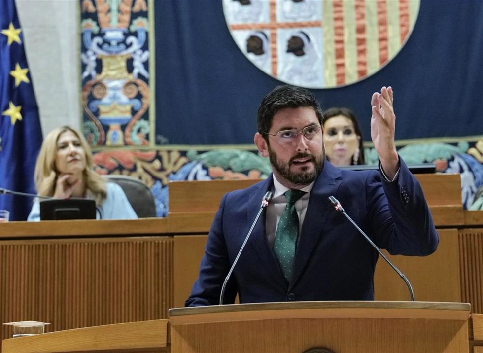 El portavoz parlamentario de Vox y candidato a la Presidencia del Gobierno de Aragón, Alejandro Nolasco, durante el Pleno de las Cortes de Aragón, a 10 de agosto de 2023, en Zaragoza, Aragón (España). Las direcciones del Partido Popular (PP) de Aragón y