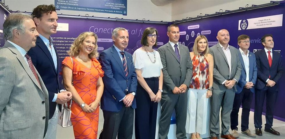 La consejera de Transición Ecológica, Industria y Desarrollo Económico del Principado de Asturias, Nieves Roqueñí, junto a representantes del Colegio de Ingenieros Técnicos Industriales en la Feria Internacional de Muestras de Asturias, en Gijón.