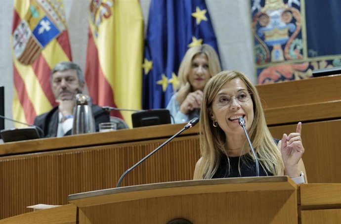 La portavoz parlamentaria del Partido Popular, Ana Alós, durante el Pleno de las Cortes de Aragón, a 10 de agosto de 2023, en Zaragoza, Aragón (España). Las direcciones del Partido Popular (PP) de Aragón y el Partido Aragonés (PAR) cerraron el pasado 8 