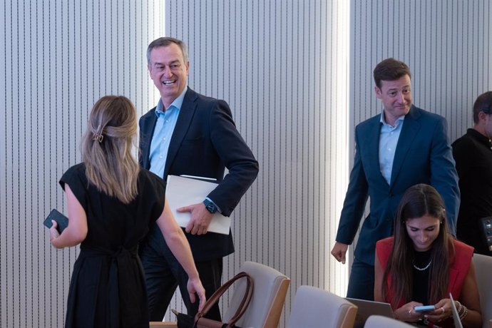 El consejero delegado de Banco Sabadell, César González-Bueno (2i), y el director financiero de Banco Sabadell, Leopoldo Alvear (1d)  en la sede del Banco Sabadell, a 27 de julio de 2023. 