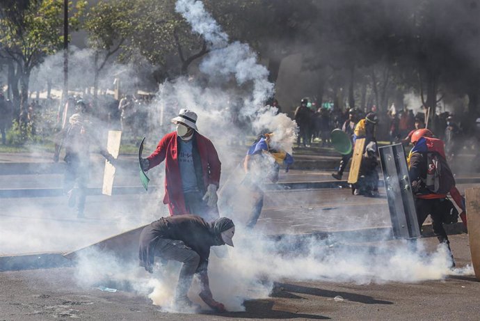Archivo - La Policía dispersa una manifestación contra el Gobierno de Ecuador en Quito