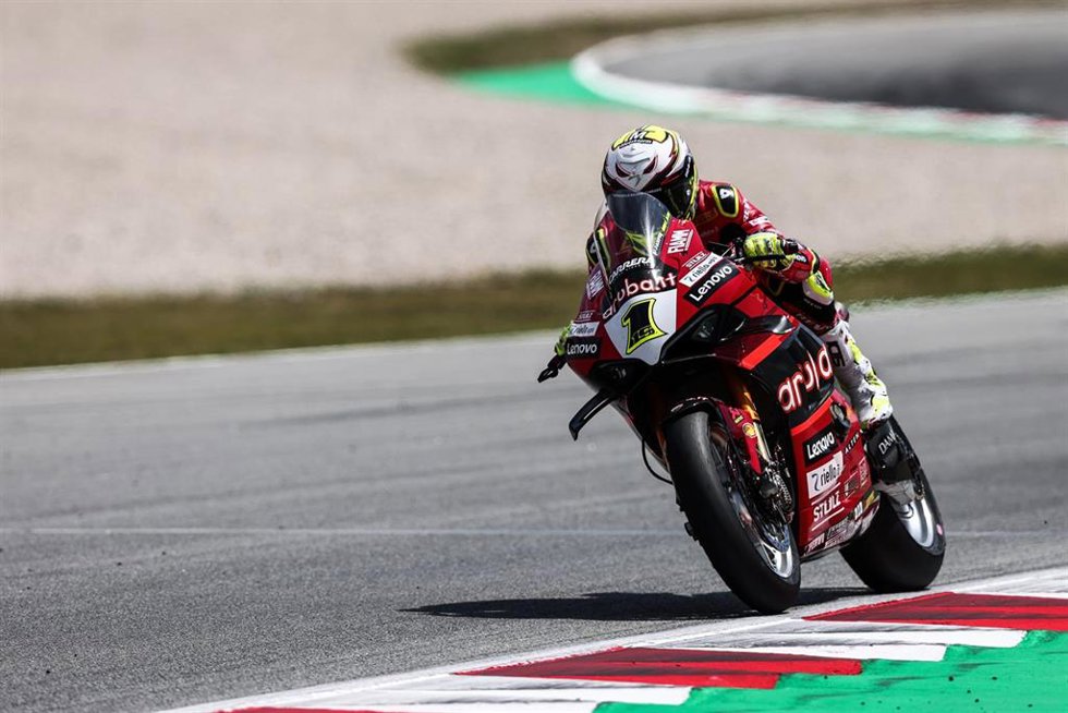 Archivo - El piloto español Álvaro Bautista disputando una prueba del Campeonato del Mundo de Superbikes.