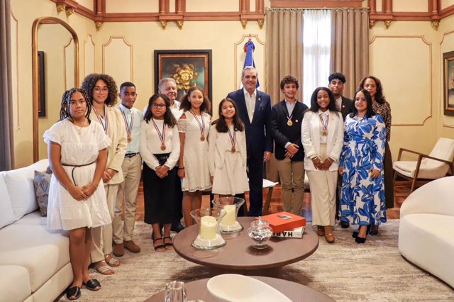 El presidente Luis Abinader recibió en el Palacio Nacional a los estudiantes galardonados, al embajador Juan Bolívar Díaz, la ministra consejera Ninotchka Torres y la primera secretaria Annerys Estévez.