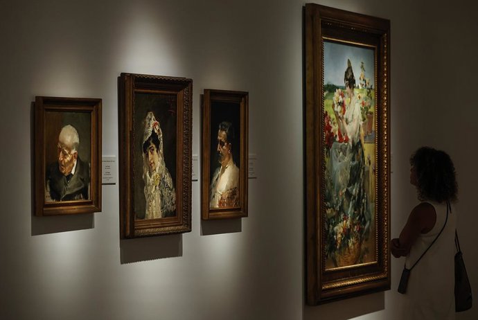 Una persona observa una obra durante la presentación de la nueva instalación museográfica de la sala dedicada al pintor Joaquín Sorolla, en el Museo de Bellas Artes de Valencia, a 21 de julio de 2023, en Valencia, Comunidad Valenciana (España). 