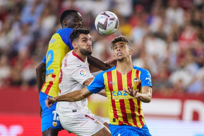 Archivo - Rafa Mir pugna un balón con Gabriel Paulista y Mouctar Diakhaby en el Sevilla-Valencia de la temporada 22-23