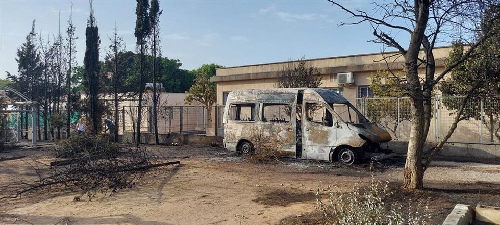 Furgoneta de Autismo Cádiz, calcinada durante el incendio en el parque de las Canteras, en Puerto Real (Cádiz)