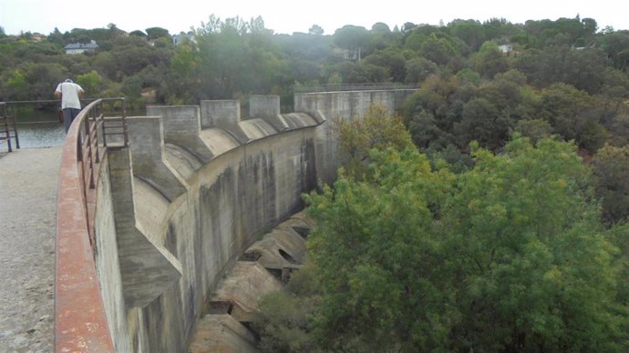 Archivo - Muro de la presa Cerro Alarcón de Navalagamella
